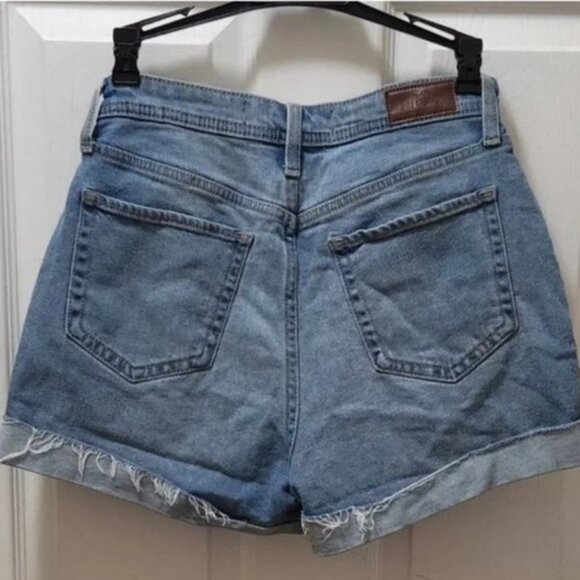 Hollister Women’s Curvey Ultra Mom Blue Jean Short inseam 3" Size 26 - Picture 3 of 3